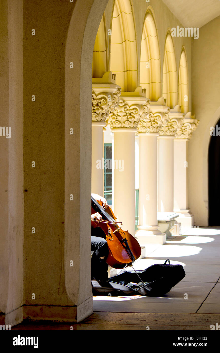 Le violoncelliste inconnu à jouer du violoncelle dans un couloir en plein air Banque D'Images