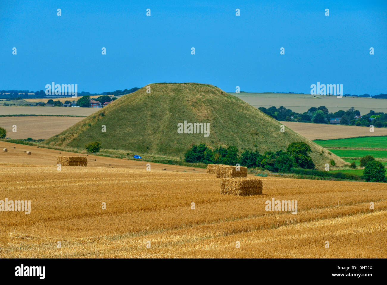 Le Néolithique gros de Silbury Hill, tiré de West Kennet Long Barrow, Wiltshire, Royaume-Uni. Banque D'Images