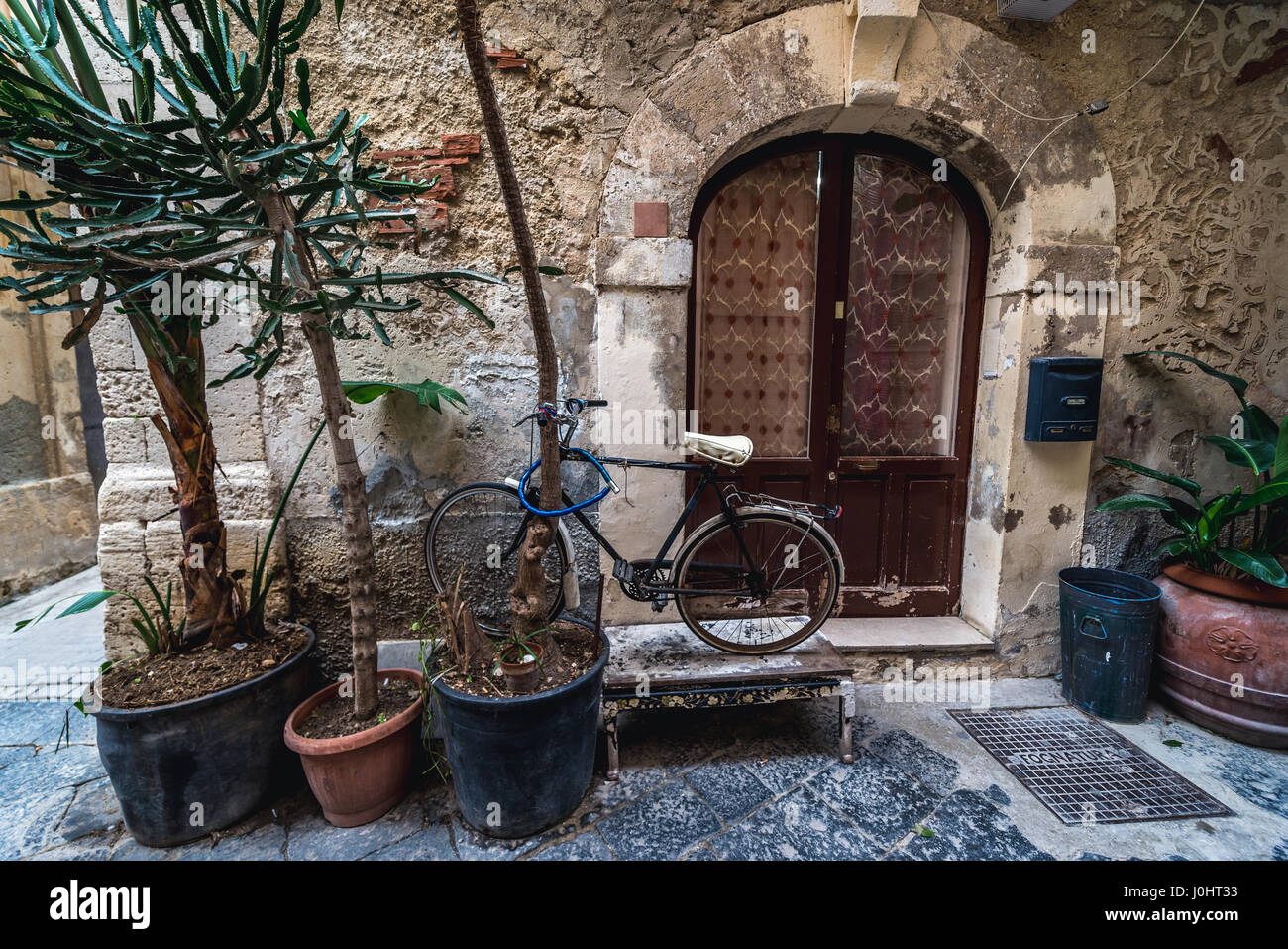 Rue étroite sur l'île d'Ortygie, partie historique de la ville de Syracuse, l'angle sud-est de l'île de la Sicile, Italie Banque D'Images