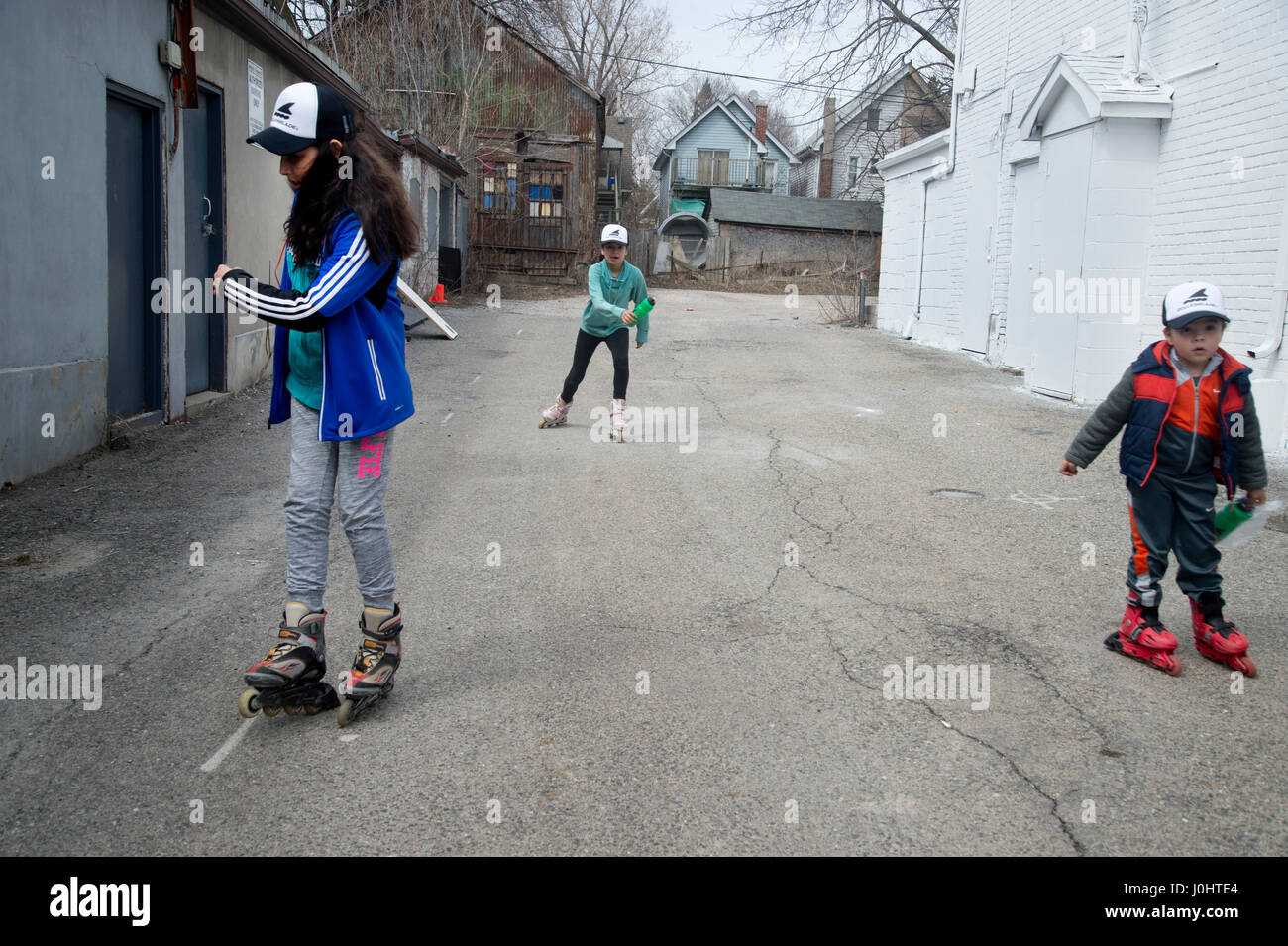 Canada, Toronto. Trois enfants rollers. Banque D'Images