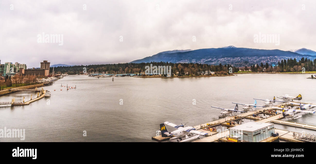 Une vue panoramique tourné de Coal Harbour à partir de la Vancouver Convention Centre. Sont visibles hydroaérodrome, Stanley Park, North Shore, Coal Harbour Towers. Banque D'Images