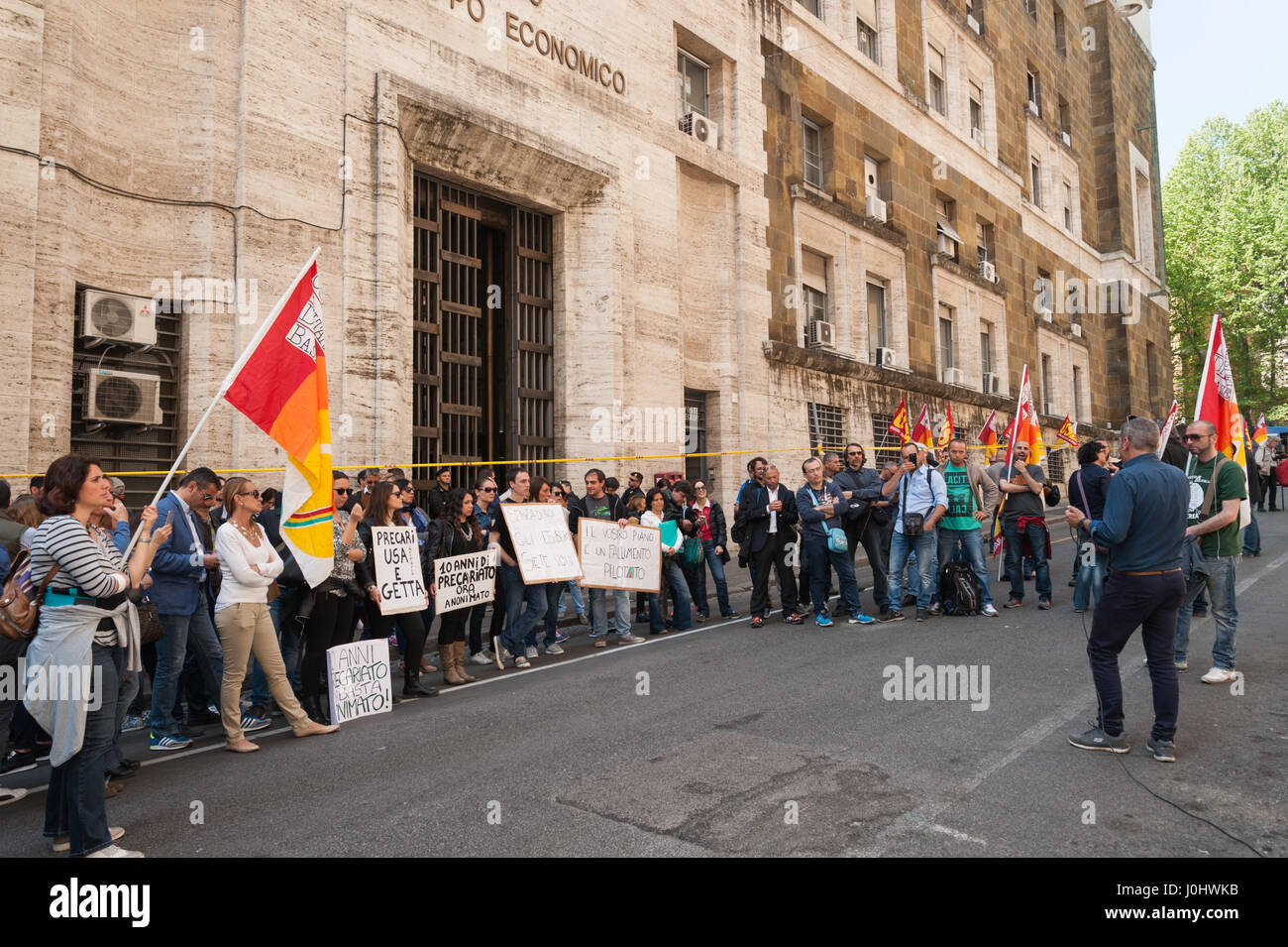 Rome, Italie. 12 avr, 2017. Environ deux cents travailleurs inscrits dans Alitalia et USB CUB Union européenne ont protesté devant le ministère du Développement économique (MISE) contre le licenciement. Credit : Leo Claudio De Petris/Pacific Press/Alamy Live News Banque D'Images