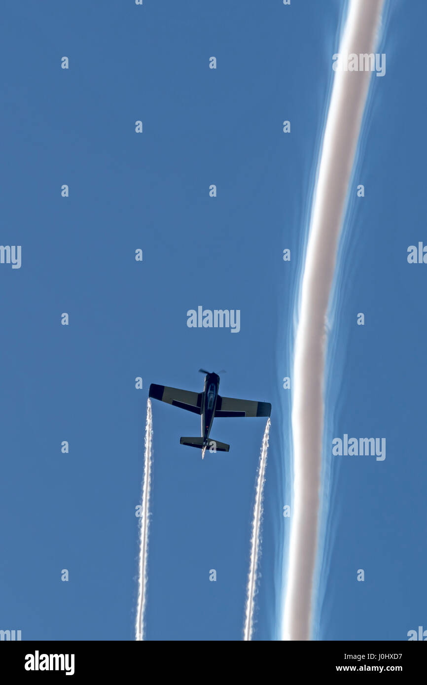 T-28B Trojan effectuant les avions d'entraînement à la voltige aérienne airshow avec traces de fumée Banque D'Images