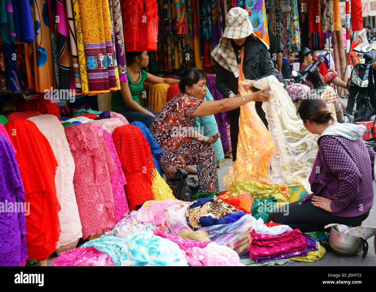 Ho Chi Minh ville, Viet Nam, de l'Asie, marché tissu rouleau de tissu coloré pour l'habillement, vietnamienne choix au magasin, l'industrie du vêtement au Vietnam Banque D'Images