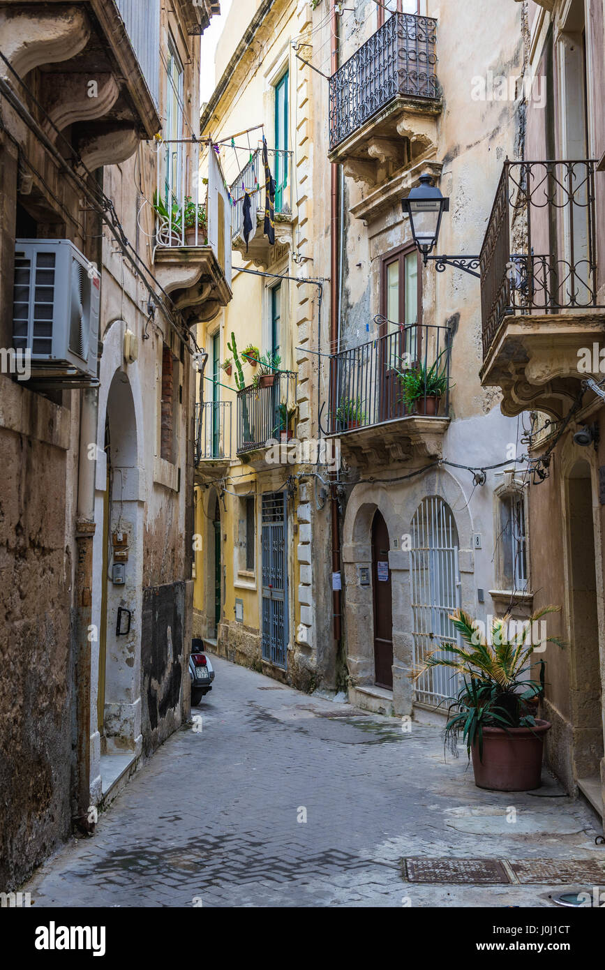 Rue étroite sur l'île d'Ortygie, partie historique de la ville de Syracuse, l'angle sud-est de l'île de la Sicile, Italie Banque D'Images