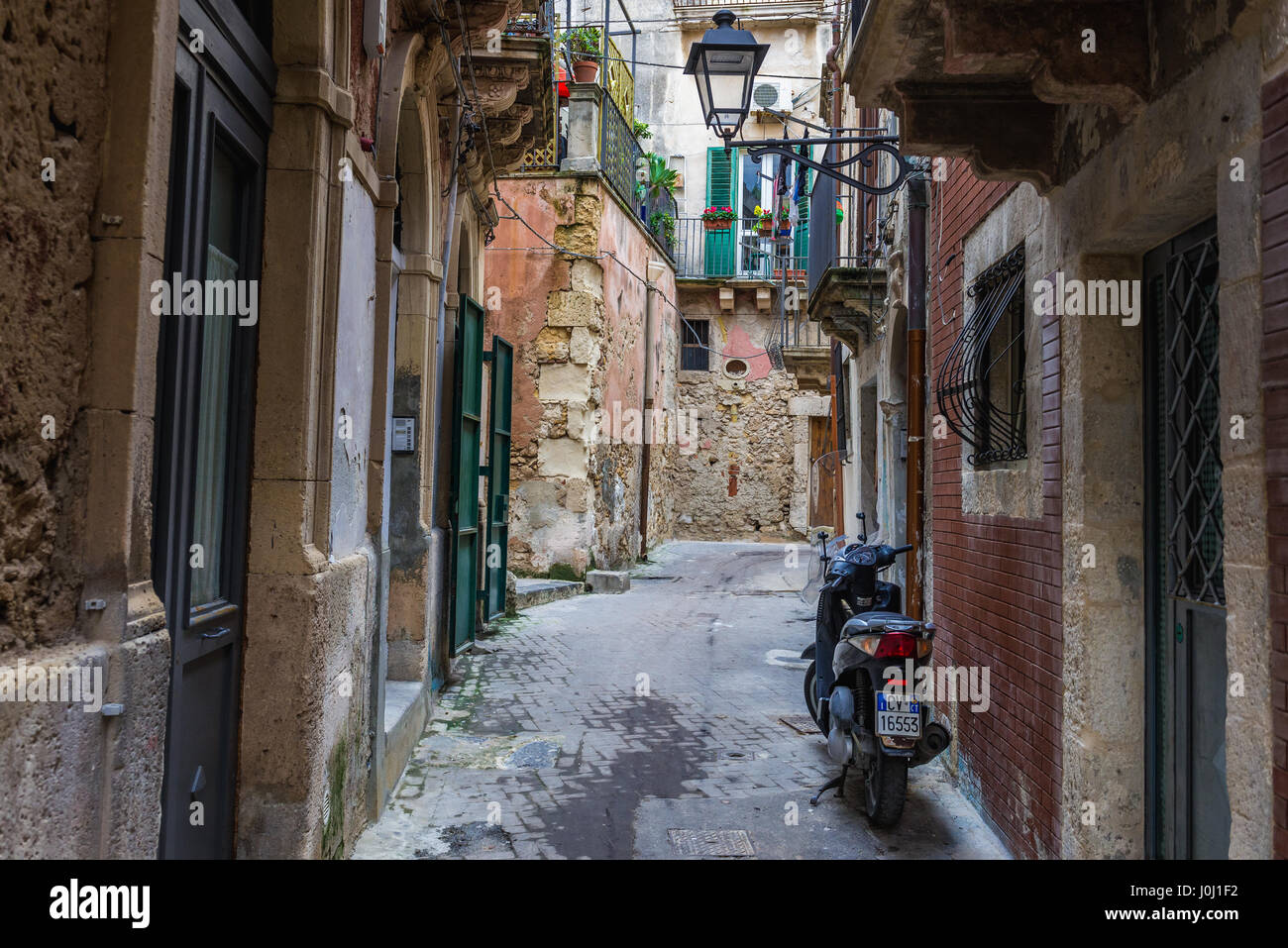 Rue étroite sur l'île d'Ortygie, partie historique de la ville de Syracuse, l'angle sud-est de l'île de la Sicile, Italie Banque D'Images