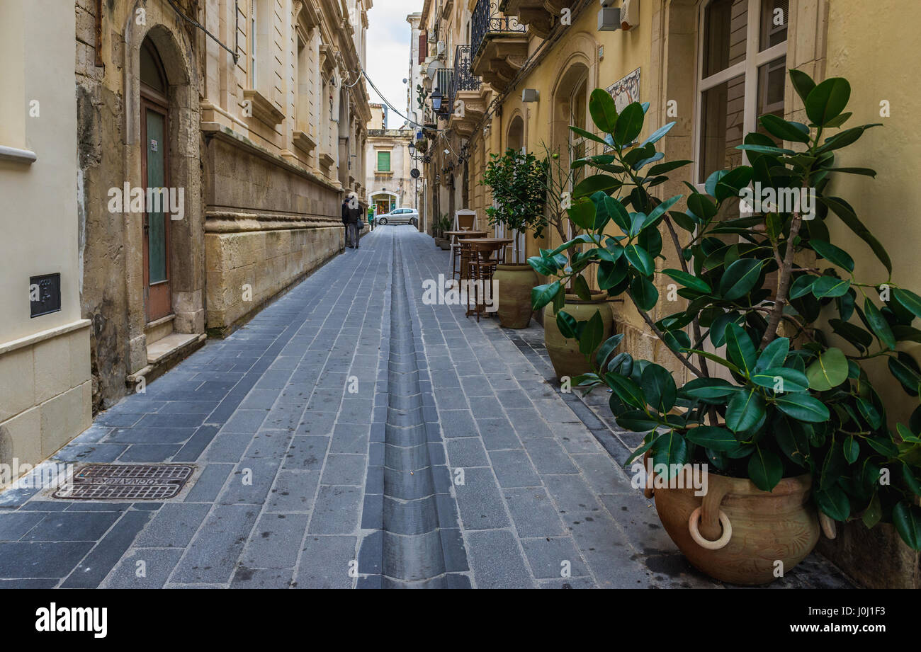 Rue étroite sur l'île d'Ortygie, partie historique de la ville de Syracuse, l'angle sud-est de l'île de la Sicile, Italie Banque D'Images