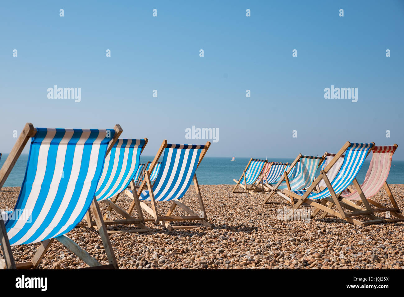 Rayures traditionnelles vide transats sur la plage de Brighton, Angleterre, RU Banque D'Images