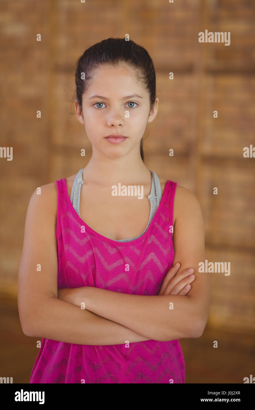 Portrait of high school Girl standing in basket Banque D'Images
