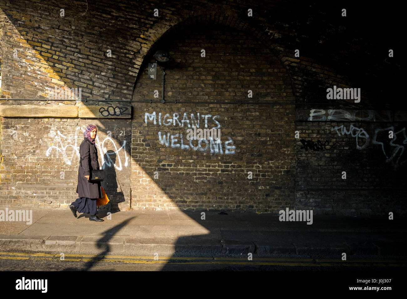 Asian igoogle graffiti dans Londres Bethnal Green de l'accueil des migrants. Banque D'Images