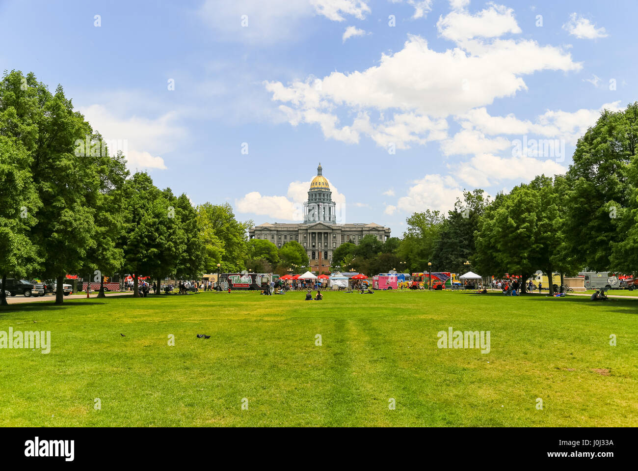 Denver, États-Unis - 25 mai 2016 : La vue de la Civic Center Park vers le Colorado State Capitol avec de la nourriture à l'arrière des camions et des gens assis sur le Banque D'Images