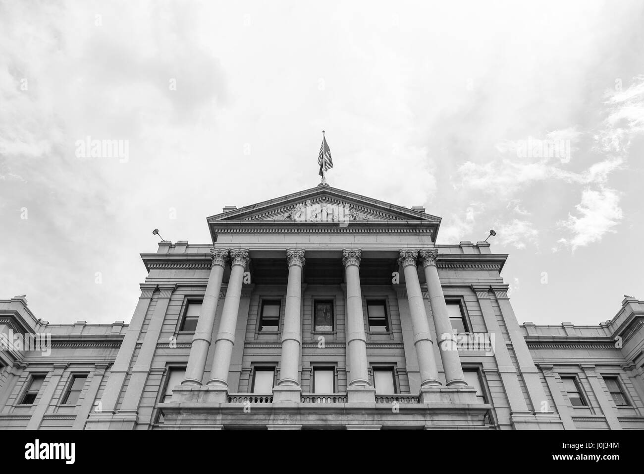 Denver, États-Unis - 25 mai 2016 : jusqu'à la vue de la façade et l'entrée de la Colorado State Capitol. La photo est en monochrome. Banque D'Images