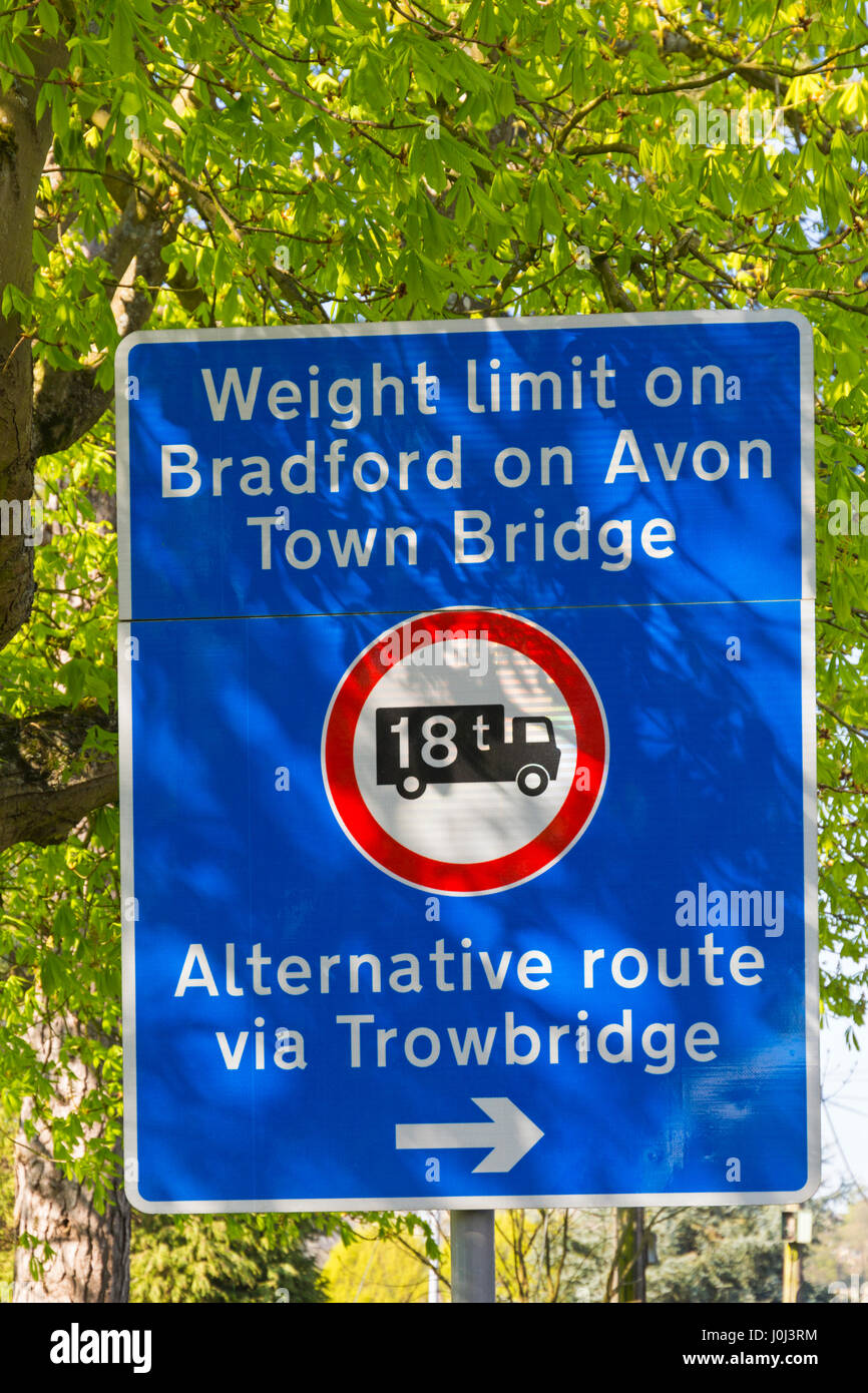 Limite de poids sur Bradford on Avon Ville itinéraire alternatif via Trowbridge road sign à Bradford on Avon, Wiltshire en Avril Banque D'Images
