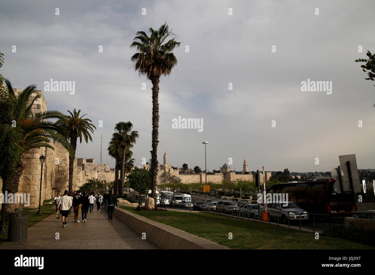 La partie occidentale de l'ancienne murs de Jérusalem et de Jaffa Road sur une journée nuageuse, la Tour de David est dans le centre et l'église de la Dormition à droite. Banque D'Images