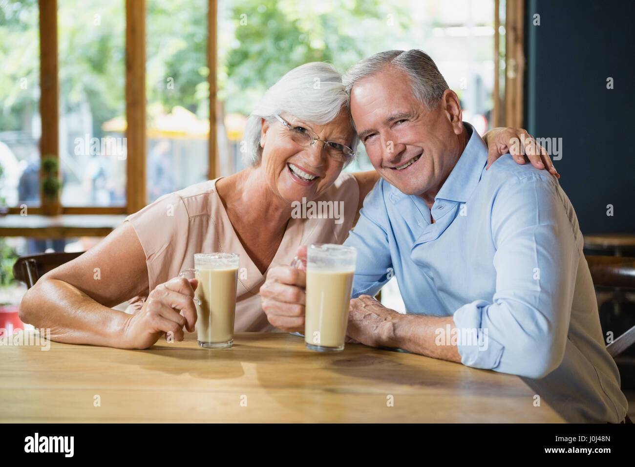 Portrait of happy senior couple having café froid dans cafÃƒÂ© Banque D'Images