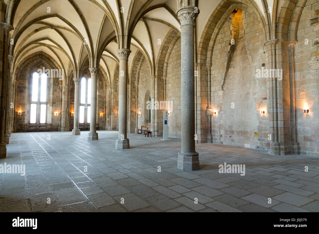 Les salle des Hotes (salle d'hôtes) à l'Abbaye du Mont-Saint-Michel en Normandie, dans le département de la Manche, France. Banque D'Images