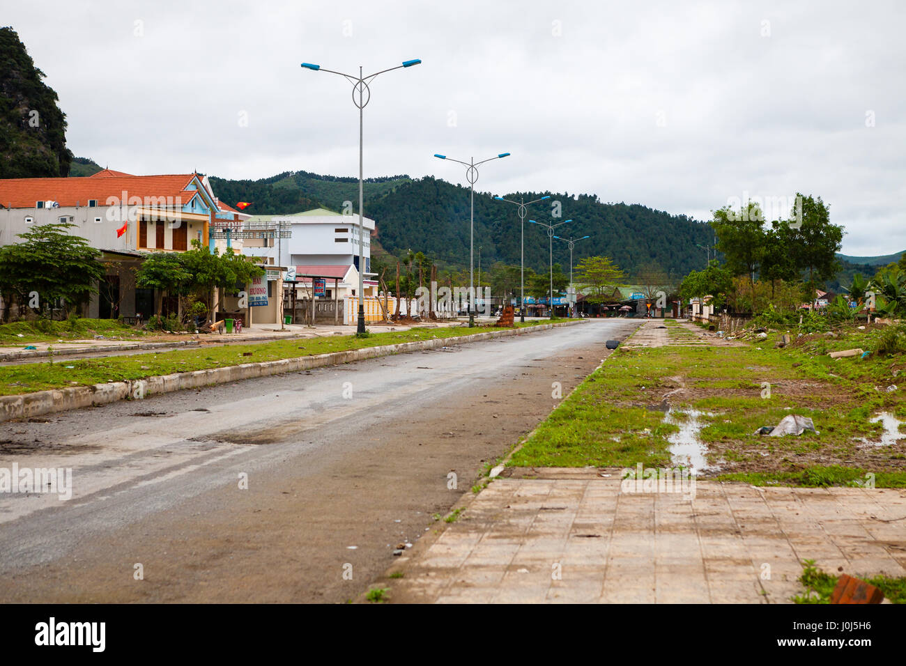 Phong Nha, Vietnam - 8 mars 2017 : vieux négligé deux voies menant au centre de la ville. Banque D'Images