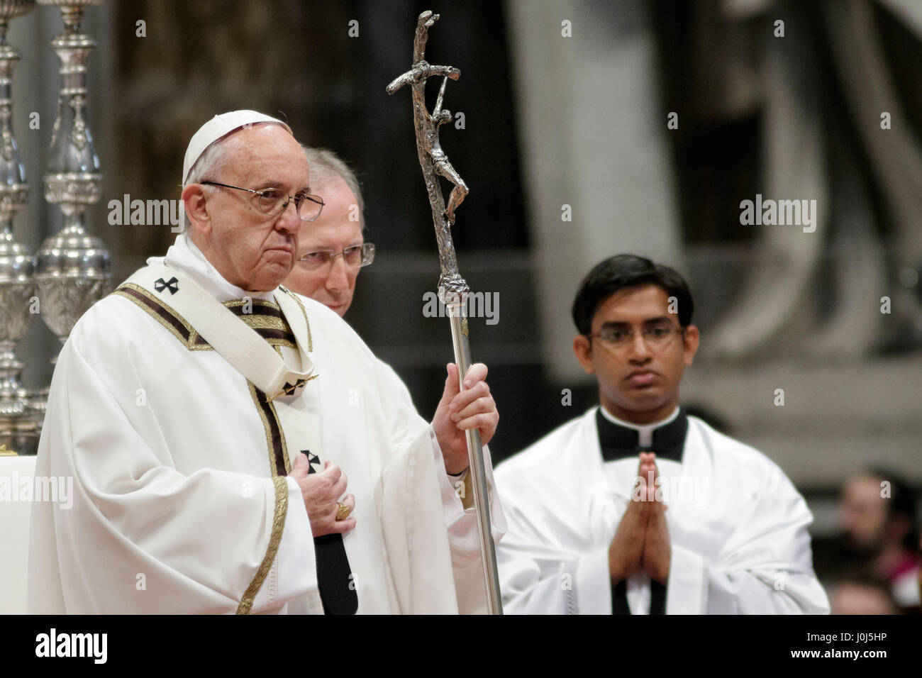 Le pape François ouvre la Messe chrismale du Jeudi Saint (Jeudi saint) qui marque le début des célébrations de Pâques à la basilique St Pierre dans la Cité du Vatican, Vatican. La Messe chrismale est la liturgie traditionnelle, au cours de laquelle les huiles à utiliser dans les sacrements de l'initiation, l'ordre et la guérison tout au long de l'année à venir sont bénis. (Photo de Giuseppe Ciccia / Pacific Press) Banque D'Images