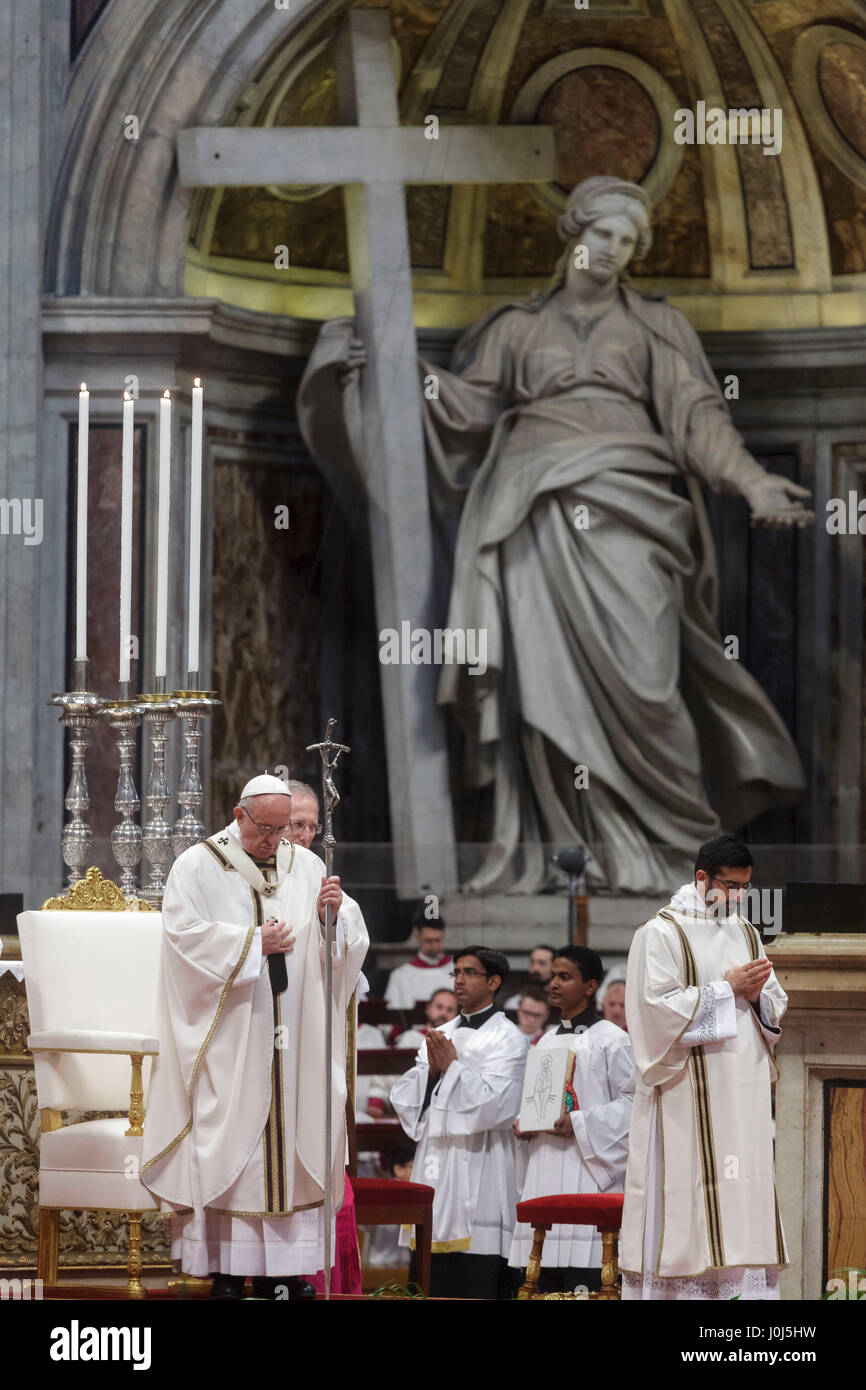 Le pape François ouvre la Messe chrismale du Jeudi Saint (Jeudi saint) qui marque le début des célébrations de Pâques à la basilique St Pierre dans la Cité du Vatican, Vatican. La Messe chrismale est la liturgie traditionnelle, au cours de laquelle les huiles à utiliser dans les sacrements de l'initiation, l'ordre et la guérison tout au long de l'année à venir sont bénis. (Photo de Giuseppe Ciccia / Pacific Press) Banque D'Images