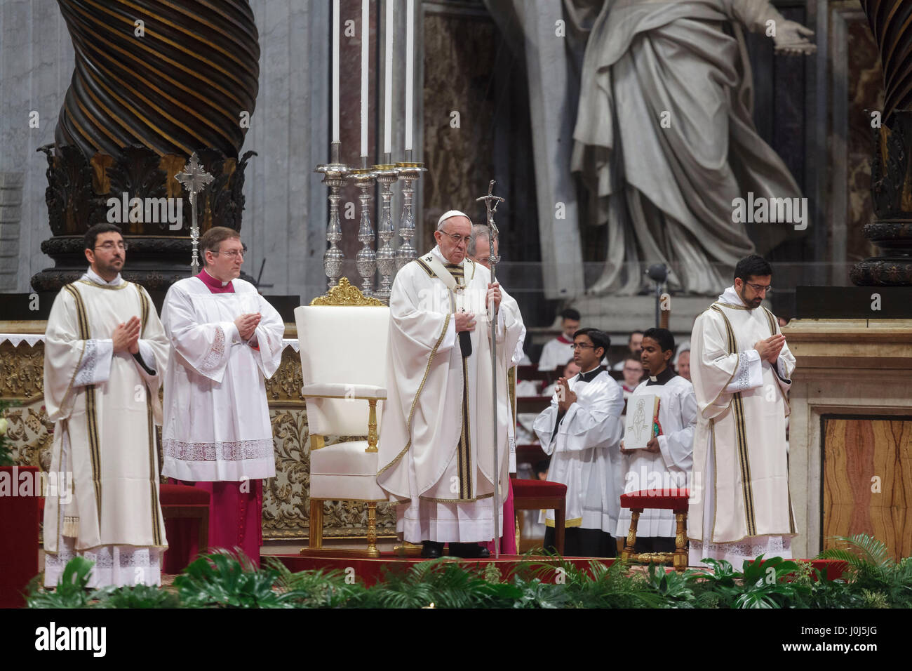 Le pape François ouvre la Messe chrismale du Jeudi Saint (Jeudi saint) qui marque le début des célébrations de Pâques à la basilique St Pierre dans la Cité du Vatican, Vatican. La Messe chrismale est la liturgie traditionnelle, au cours de laquelle les huiles à utiliser dans les sacrements de l'initiation, l'ordre et la guérison tout au long de l'année à venir sont bénis. (Photo de Giuseppe Ciccia / Pacific Press) Banque D'Images