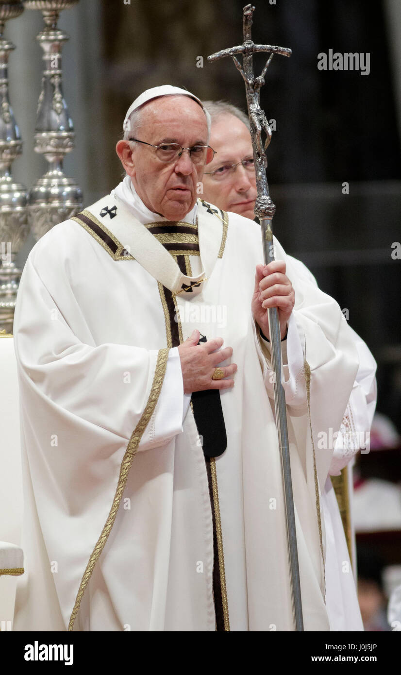 Le pape François ouvre la Messe chrismale du Jeudi Saint (Jeudi saint) qui marque le début des célébrations de Pâques à la basilique St Pierre dans la Cité du Vatican, Vatican. La Messe chrismale est la liturgie traditionnelle, au cours de laquelle les huiles à utiliser dans les sacrements de l'initiation, l'ordre et la guérison tout au long de l'année à venir sont bénis. (Photo de Giuseppe Ciccia / Pacific Press) Banque D'Images