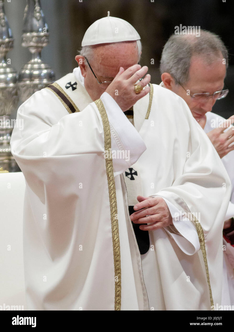 Le pape François ouvre la Messe chrismale du Jeudi Saint (Jeudi saint) qui marque le début des célébrations de Pâques à la basilique St Pierre dans la Cité du Vatican, Vatican. La Messe chrismale est la liturgie traditionnelle, au cours de laquelle les huiles à utiliser dans les sacrements de l'initiation, l'ordre et la guérison tout au long de l'année à venir sont bénis. (Photo de Giuseppe Ciccia / Pacific Press) Banque D'Images