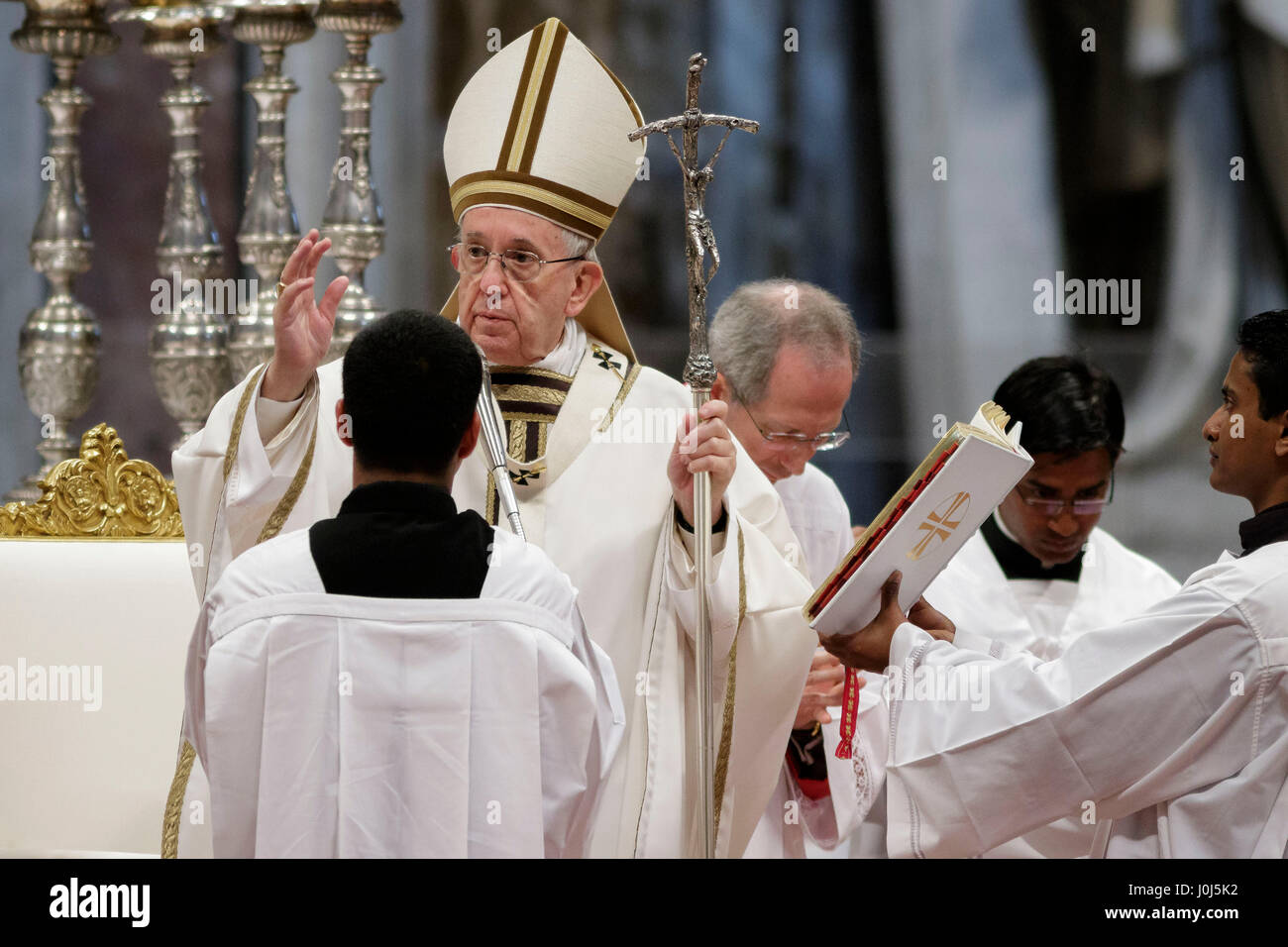 Pape Francis offre sa bénédiction qu'il dirige la messe chrismale du Jeudi Saint (Jeudi saint) qui marque le début des célébrations de Pâques à la basilique St Pierre dans la Cité du Vatican, Vatican. La Messe chrismale est la liturgie traditionnelle, au cours de laquelle les huiles à utiliser dans les sacrements de l'initiation, l'ordre et la guérison tout au long de l'année à venir sont bénis. (Photo de Giuseppe Ciccia / Pacific Press) Banque D'Images