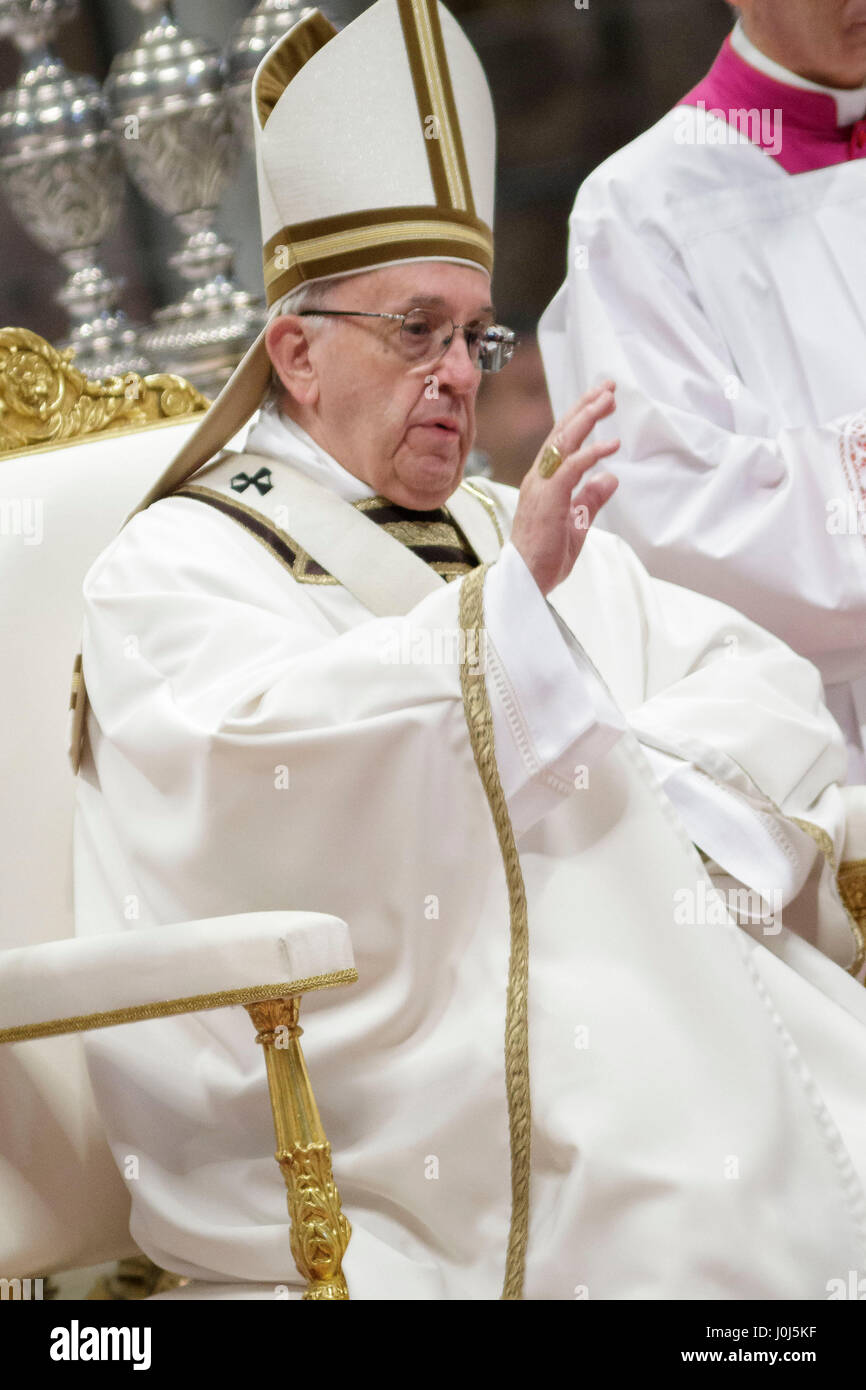 Le pape François ouvre la Messe chrismale du Jeudi Saint (Jeudi saint) qui marque le début des célébrations de Pâques à la basilique St Pierre dans la Cité du Vatican, Vatican. La Messe chrismale est la liturgie traditionnelle, au cours de laquelle les huiles à utiliser dans les sacrements de l'initiation, l'ordre et la guérison tout au long de l'année à venir sont bénis. (Photo de Giuseppe Ciccia / Pacific Press) Banque D'Images