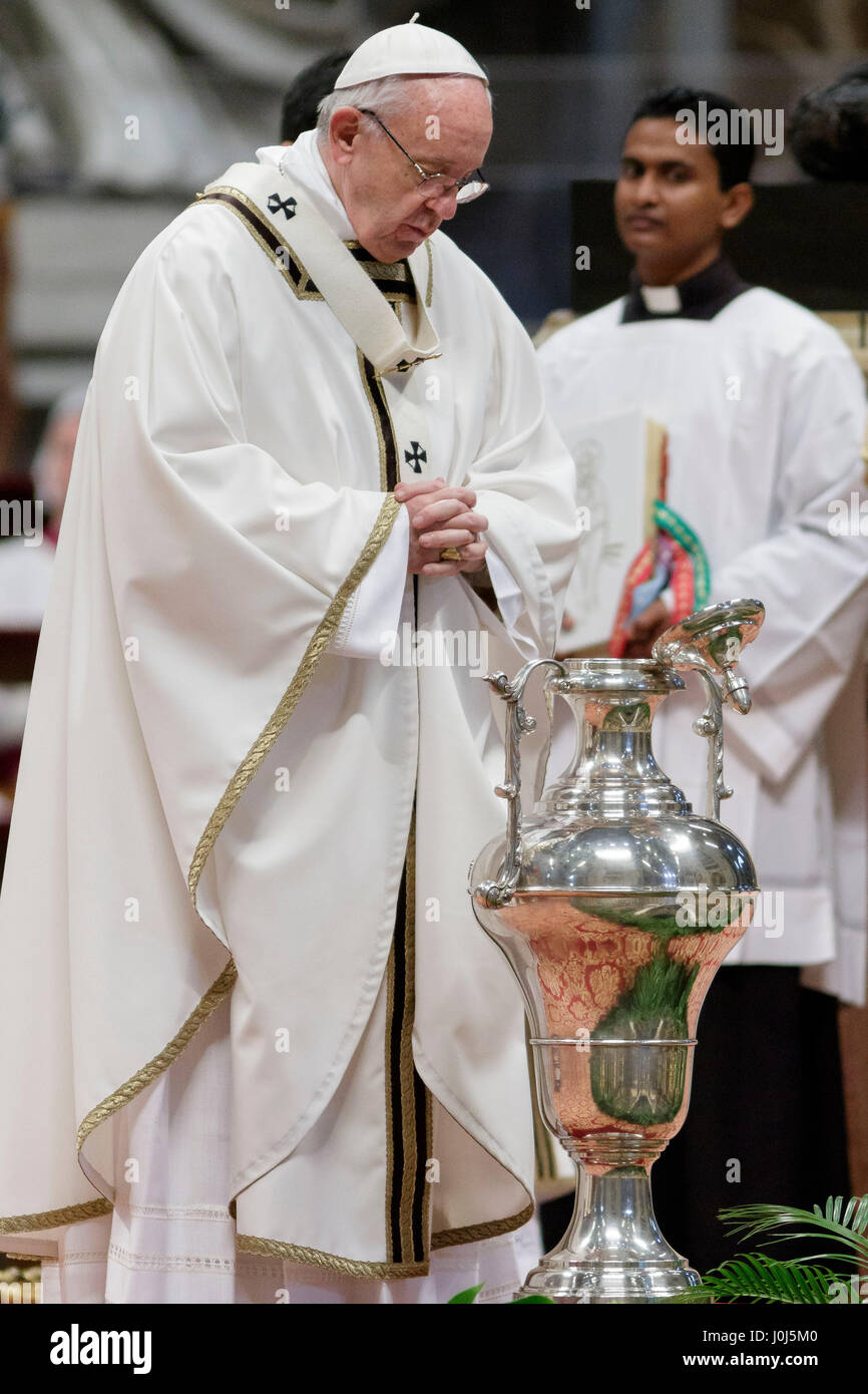 Le pape François ouvre la Messe chrismale du Jeudi Saint (Jeudi saint) qui marque le début des célébrations de Pâques à la basilique St Pierre dans la Cité du Vatican, Vatican. La Messe chrismale est la liturgie traditionnelle, au cours de laquelle les huiles à utiliser dans les sacrements de l'initiation, l'ordre et la guérison tout au long de l'année à venir sont bénis. (Photo de Giuseppe Ciccia / Pacific Press) Banque D'Images