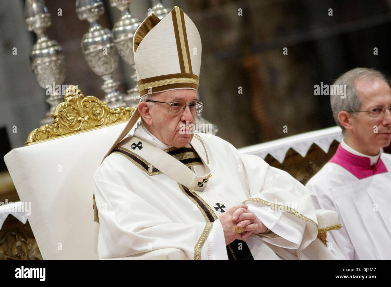 Le pape François ouvre la Messe chrismale du Jeudi Saint (Jeudi saint) qui marque le début des célébrations de Pâques à la basilique St Pierre dans la Cité du Vatican, Vatican. La Messe chrismale est la liturgie traditionnelle, au cours de laquelle les huiles à utiliser dans les sacrements de l'initiation, l'ordre et la guérison tout au long de l'année à venir sont bénis. (Photo de Giuseppe Ciccia / Pacific Press) Banque D'Images