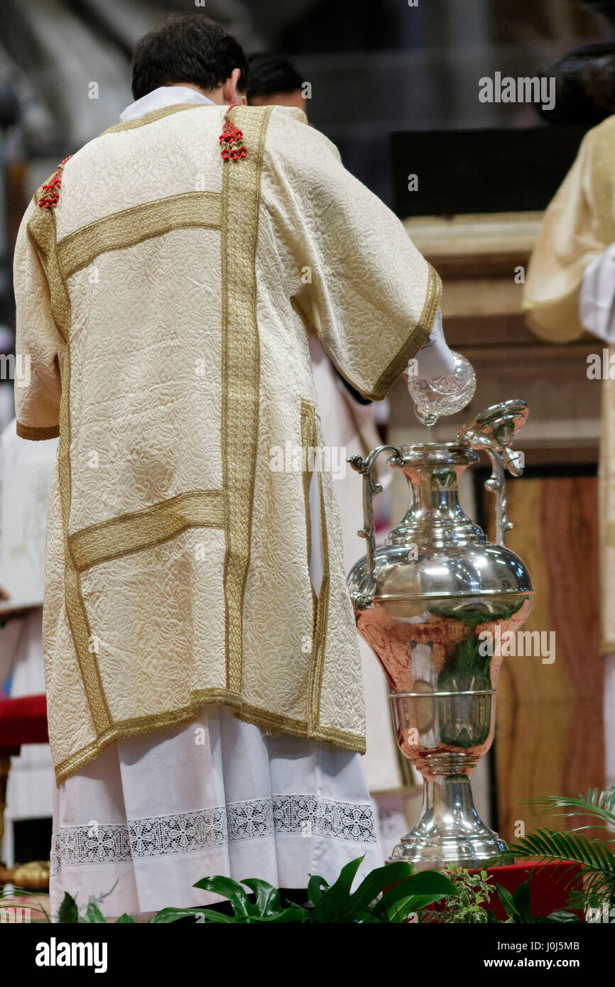 Le pape François ouvre la Messe chrismale du Jeudi Saint (Jeudi saint) qui marque le début des célébrations de Pâques à la basilique St Pierre dans la Cité du Vatican, Vatican. La Messe chrismale est la liturgie traditionnelle, au cours de laquelle les huiles à utiliser dans les sacrements de l'initiation, l'ordre et la guérison tout au long de l'année à venir sont bénis. (Photo de Giuseppe Ciccia / Pacific Press) Banque D'Images