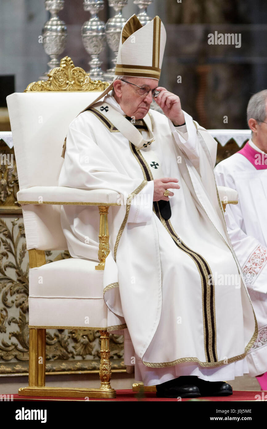 Le pape François ouvre la Messe chrismale du Jeudi Saint (Jeudi saint) qui marque le début des célébrations de Pâques à la basilique St Pierre dans la Cité du Vatican, Vatican. La Messe chrismale est la liturgie traditionnelle, au cours de laquelle les huiles à utiliser dans les sacrements de l'initiation, l'ordre et la guérison tout au long de l'année à venir sont bénis. (Photo de Giuseppe Ciccia / Pacific Press) Banque D'Images