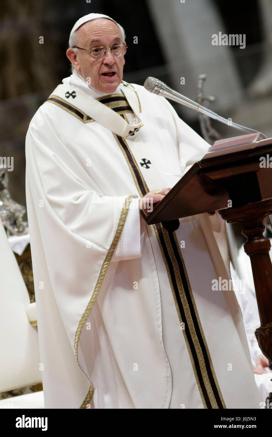 Le pape François ouvre la Messe chrismale du Jeudi Saint (Jeudi saint) qui marque le début des célébrations de Pâques à la basilique St Pierre dans la Cité du Vatican, Vatican. La Messe chrismale est la liturgie traditionnelle, au cours de laquelle les huiles à utiliser dans les sacrements de l'initiation, l'ordre et la guérison tout au long de l'année à venir sont bénis. (Photo de Giuseppe Ciccia / Pacific Press) Banque D'Images