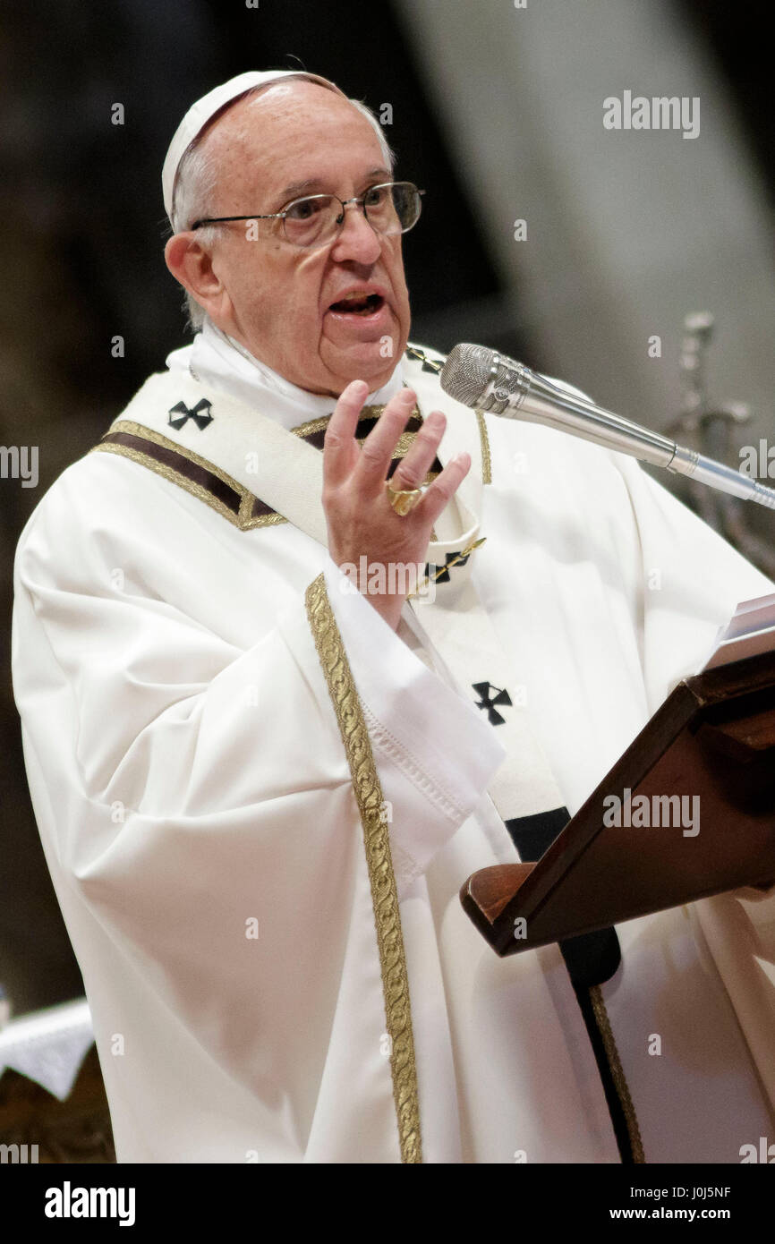 Le pape François ouvre la Messe chrismale du Jeudi Saint (Jeudi saint) qui marque le début des célébrations de Pâques à la basilique St Pierre dans la Cité du Vatican, Vatican. La Messe chrismale est la liturgie traditionnelle, au cours de laquelle les huiles à utiliser dans les sacrements de l'initiation, l'ordre et la guérison tout au long de l'année à venir sont bénis. (Photo de Giuseppe Ciccia / Pacific Press) Banque D'Images