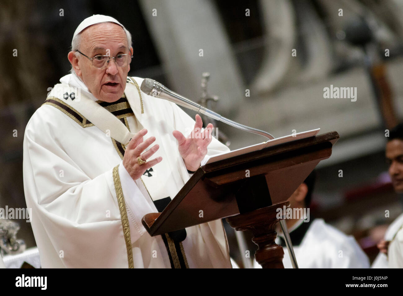 Le pape François ouvre la Messe chrismale du Jeudi Saint (Jeudi saint) qui marque le début des célébrations de Pâques à la basilique St Pierre dans la Cité du Vatican, Vatican. La Messe chrismale est la liturgie traditionnelle, au cours de laquelle les huiles à utiliser dans les sacrements de l'initiation, l'ordre et la guérison tout au long de l'année à venir sont bénis. (Photo de Giuseppe Ciccia / Pacific Press) Banque D'Images