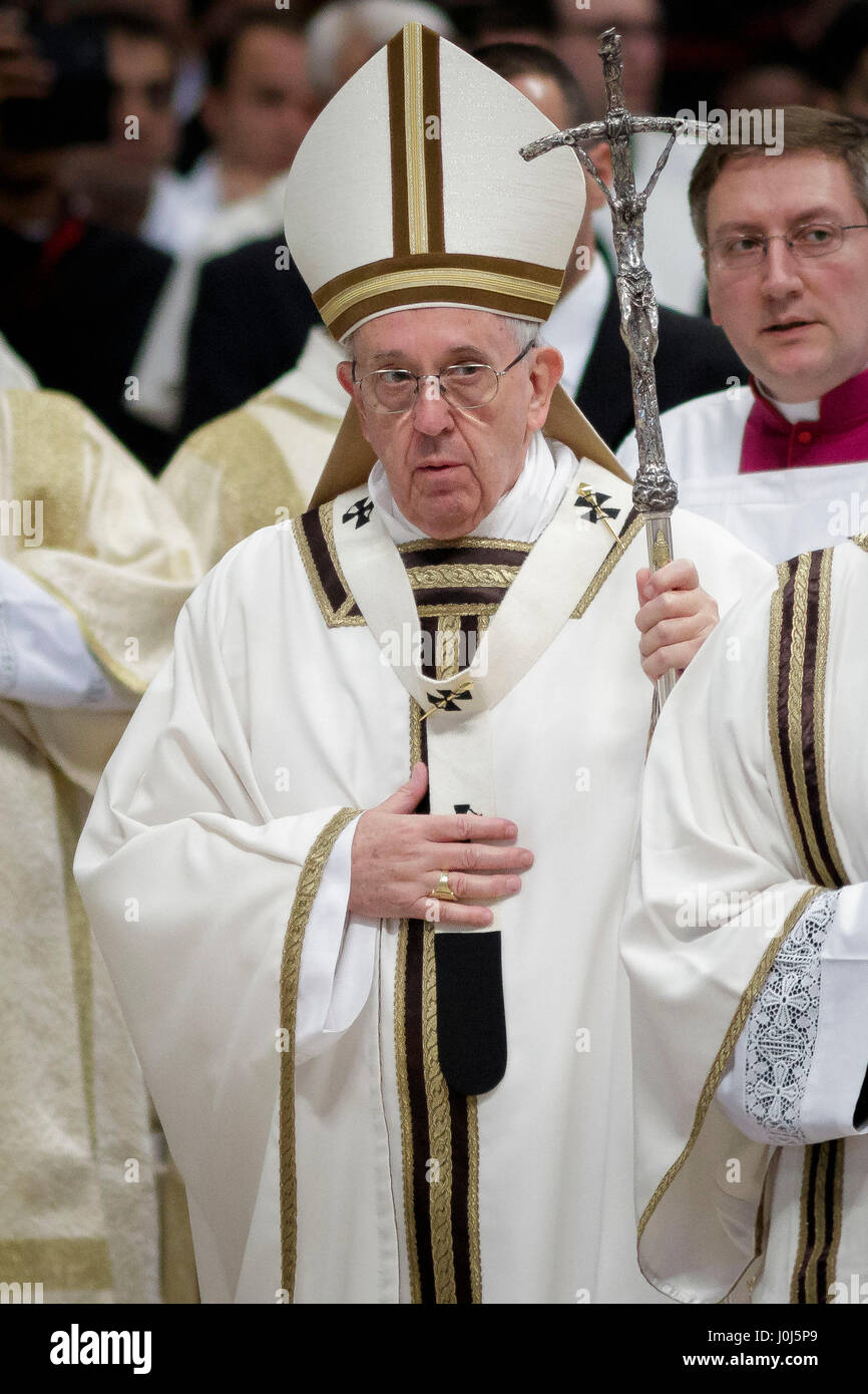 Pape Francis feuilles à la fin de la messe chrismale du Jeudi Saint (Jeudi saint) qui marque le début des célébrations de Pâques à la basilique St Pierre dans la Cité du Vatican, Vatican. La Messe chrismale est la liturgie traditionnelle, au cours de laquelle les huiles à utiliser dans les sacrements de l'initiation, l'ordre et la guérison tout au long de l'année à venir sont bénis. (Photo de Giuseppe Ciccia / Pacific Press) Banque D'Images