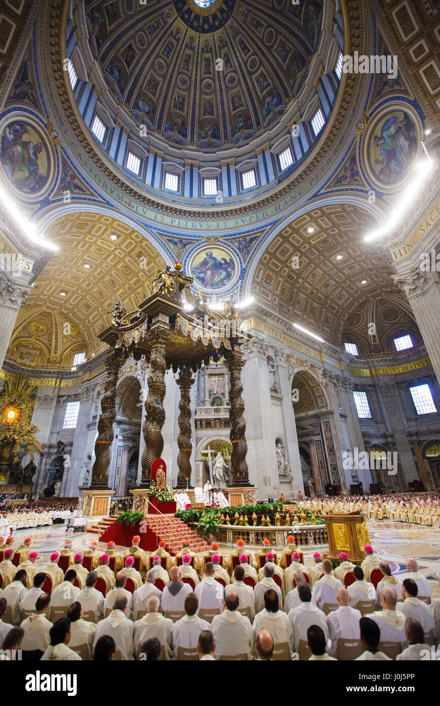 Le pape François ouvre la Messe chrismale du Jeudi Saint (Jeudi saint) qui marque le début des célébrations de Pâques à la basilique St Pierre dans la Cité du Vatican, Vatican. La Messe chrismale est la liturgie traditionnelle, au cours de laquelle les huiles à utiliser dans les sacrements de l'initiation, l'ordre et la guérison tout au long de l'année à venir sont bénis. (Photo de Giuseppe Ciccia / Pacific Press) Banque D'Images
