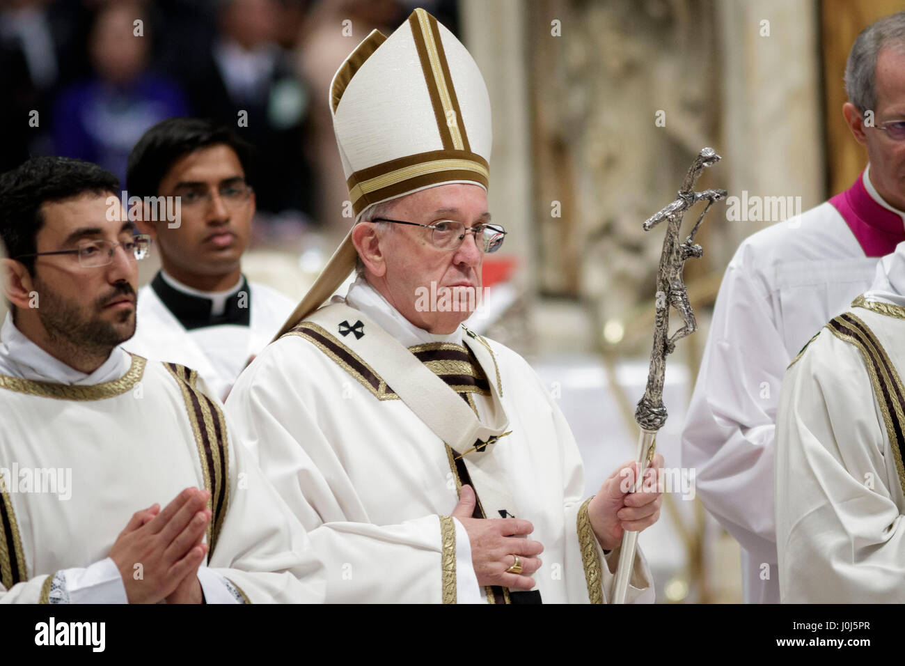 Pape Francis feuilles à la fin de la messe chrismale du Jeudi Saint (Jeudi saint) qui marque le début des célébrations de Pâques à la basilique St Pierre dans la Cité du Vatican, Vatican. La Messe chrismale est la liturgie traditionnelle, au cours de laquelle les huiles à utiliser dans les sacrements de l'initiation, l'ordre et la guérison tout au long de l'année à venir sont bénis. (Photo de Giuseppe Ciccia / Pacific Press) Banque D'Images