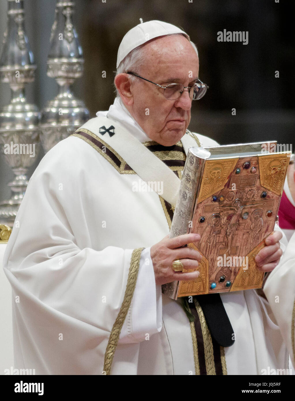 Le pape François ouvre la Messe chrismale du Jeudi Saint (Jeudi saint) qui marque le début des célébrations de Pâques à la basilique St Pierre dans la Cité du Vatican, Vatican. La Messe chrismale est la liturgie traditionnelle, au cours de laquelle les huiles à utiliser dans les sacrements de l'initiation, l'ordre et la guérison tout au long de l'année à venir sont bénis. (Photo de Giuseppe Ciccia / Pacific Press) Banque D'Images