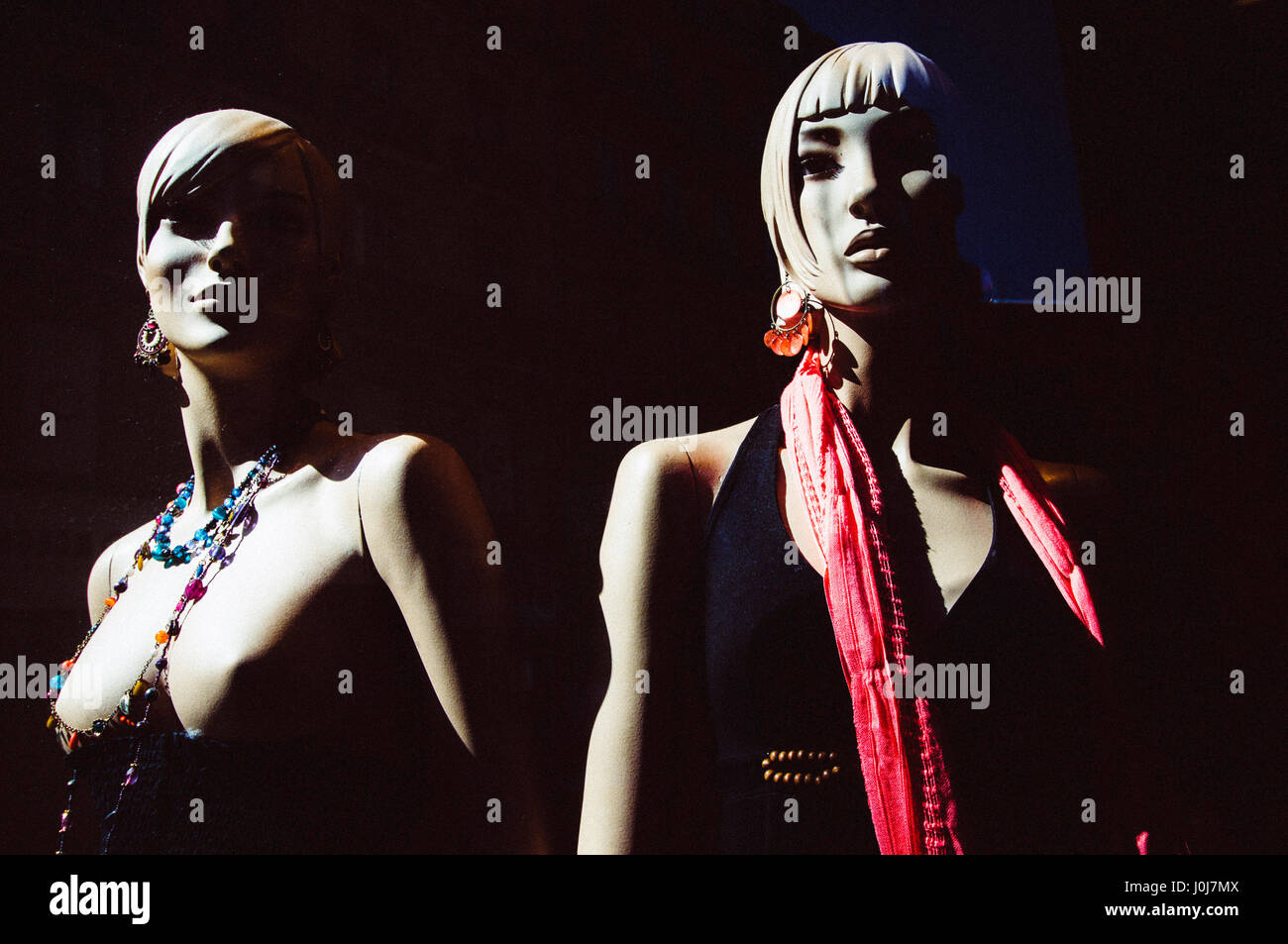 Tailleurs mannequins dans une vitrine Banque D'Images