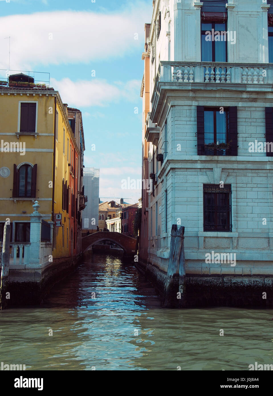 À la recherche d'un petit canal à Venise à partir d'une jonction intérieure montrant les bâtiments anciens et ciel bleu Banque D'Images
