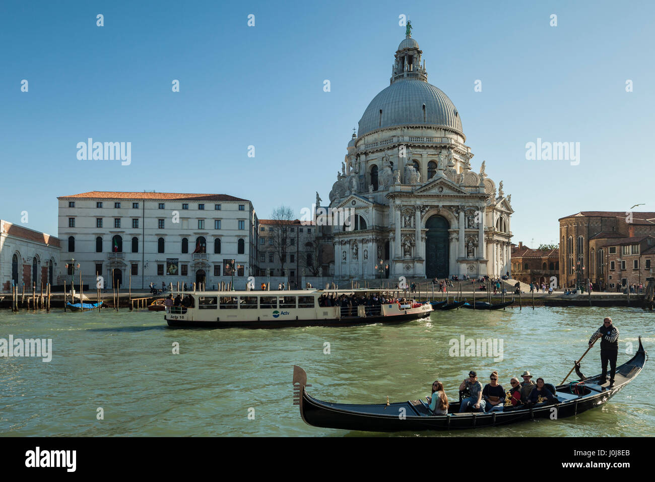 Après-midi de printemps sur le Grand Canal à Venise, Italie. À la recherche en direction de Santa Maria della Salute basilique dans sestiere Dorsoduro. Banque D'Images