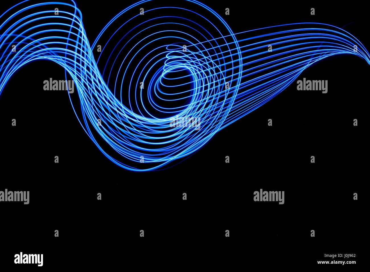 Lumière bleue peinture photographie, bleu lignes parallèles swirl et motif de boucle. Une longue exposition photo de couleur bleu néon dans un motif abstrait Banque D'Images