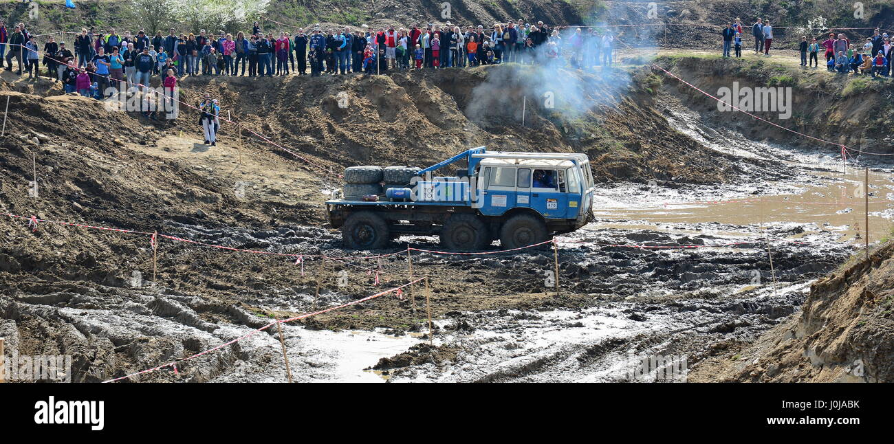 MILOVICE, RÉPUBLIQUE TCHÈQUE - 09 avril, 2017 camion non identifié : difficile en terrain boueux pendant truck trial National Championship show de Czech Republ Banque D'Images