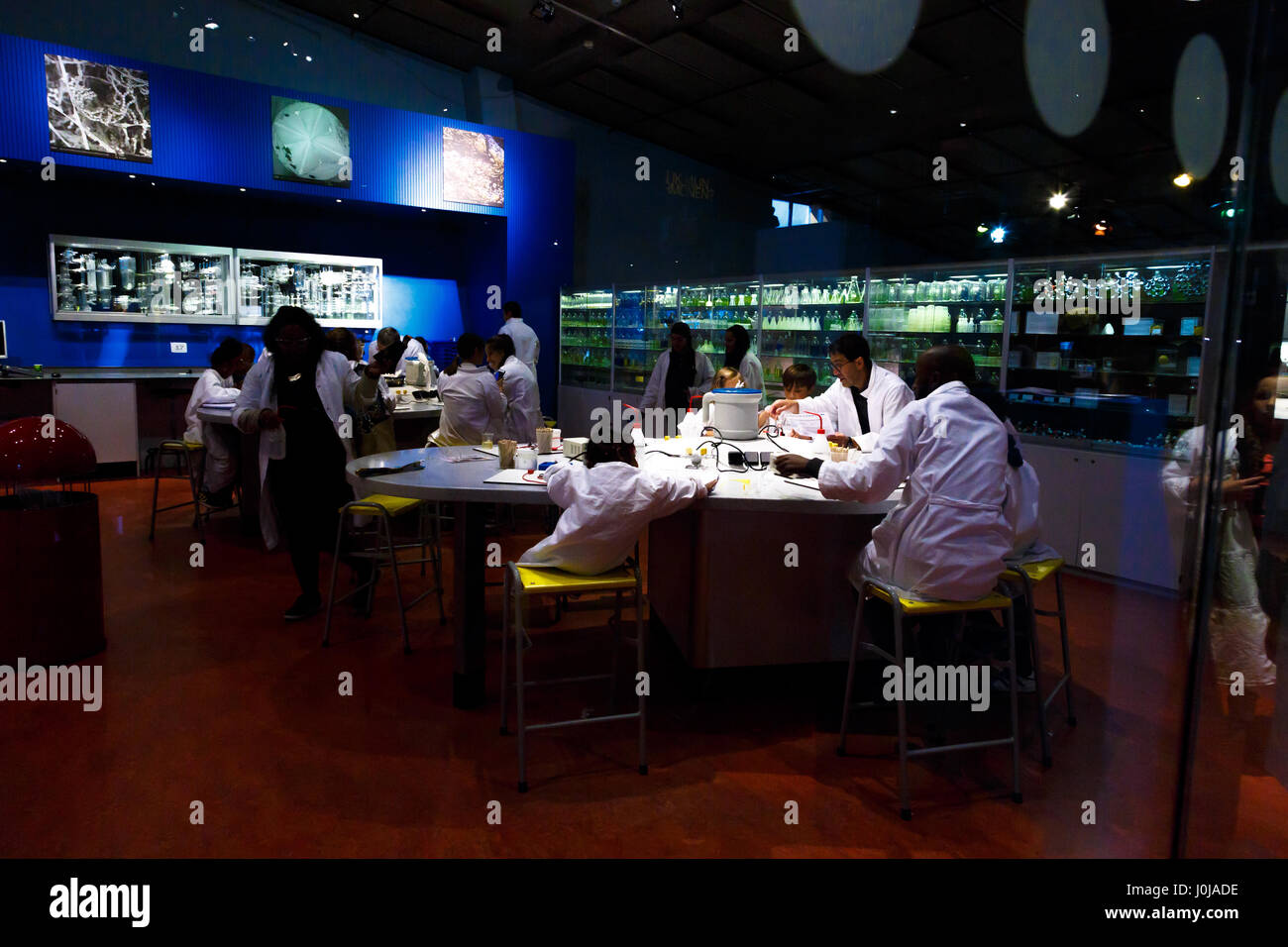 AMSTERDAM, Pays-Bas - 2 juillet 2016 : LAb view de Nemo Science Museum pour les enfants. Nemo est un populaire Musée des sciences et de la technologie interactive dans un Banque D'Images