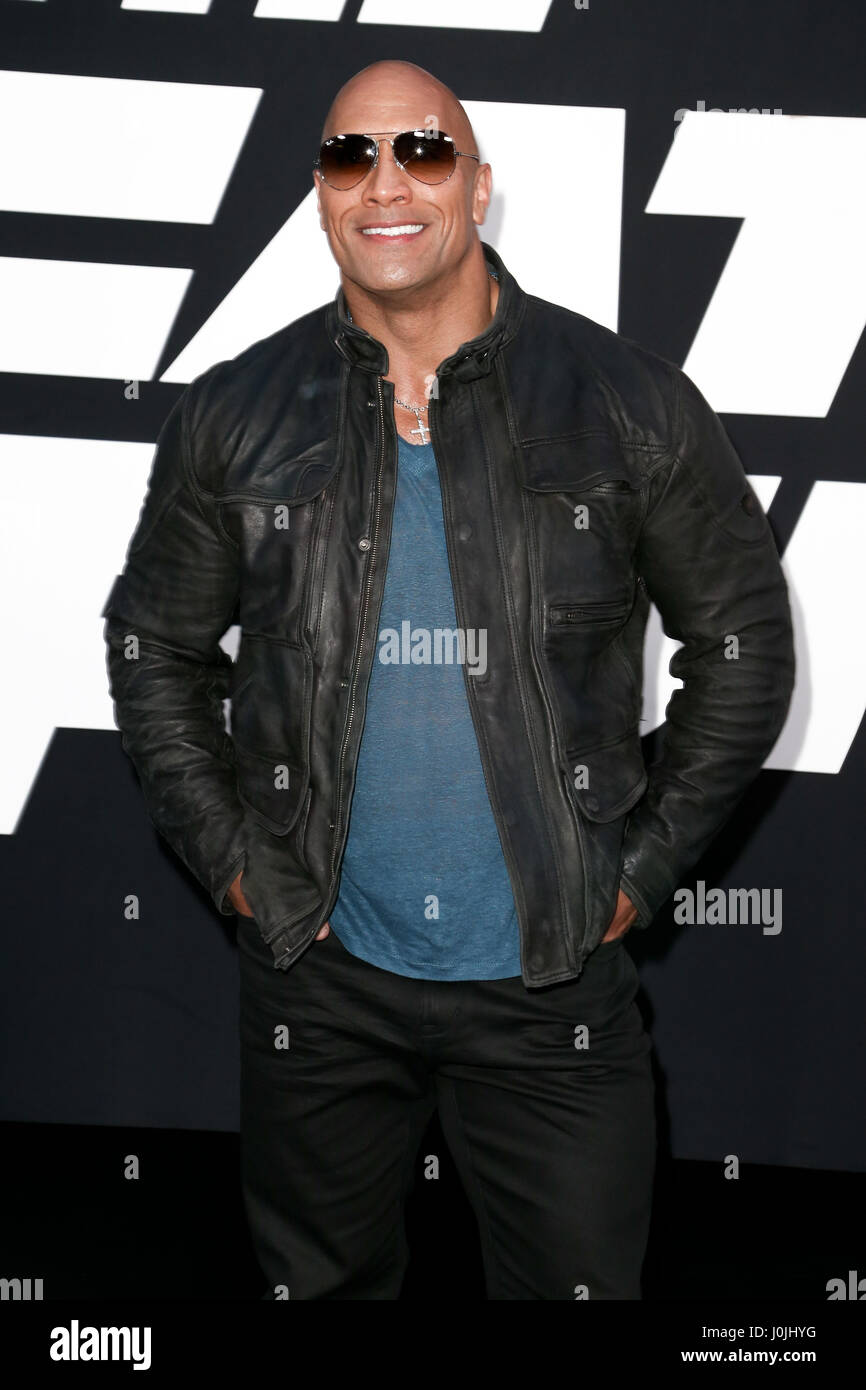 Dwayne Johnson assiste à la première mondiale de 'Le sort des furieux" au Radio City Music Hall le 8 avril 2017 à New York. Banque D'Images