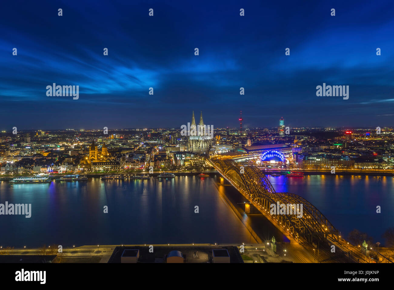 Cologne, Allemagne - Vue Aérienne Vue sur l'horizon de Cologne avec la magnifique cathédrale de Cologne, du Rhin et pont Hohenzollern par nuit Banque D'Images