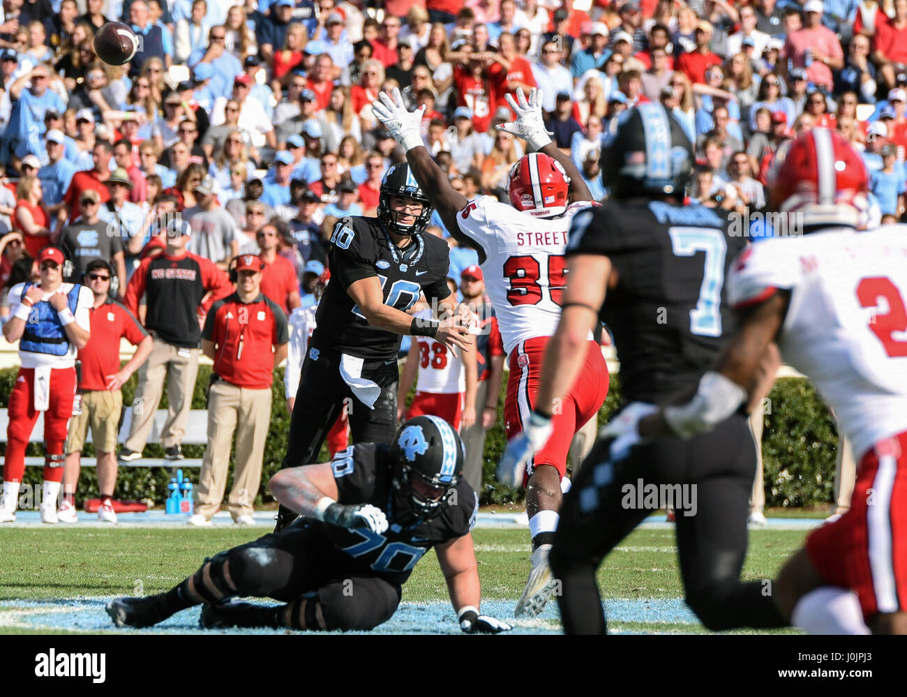 North Carolina Tar Heels quarterback Mitch Trubisky (10) passe à la Caroline du Nord Tar Heels receveur Austin Proehl (7) au cours de la première moitié du match entre les North Carolina State Wolfpack et le North Carolina Tar Heels au stade de Kenan à Chapel Hill, Caroline du Nord. Banque D'Images