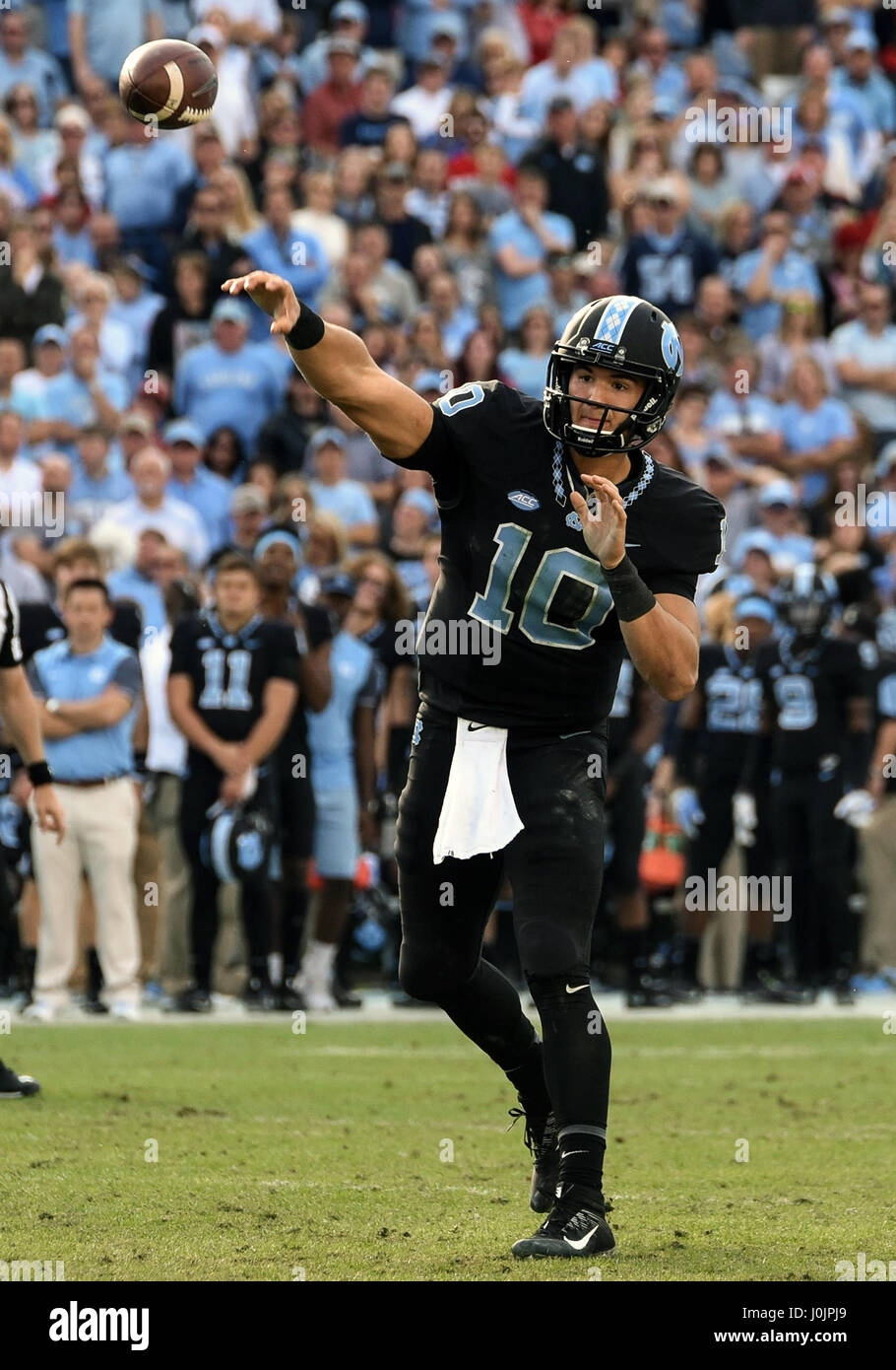 North Carolina Tar Heels quarterback Mitch Trubisky (10) passe au cours de la seconde moitié du match entre les North Carolina State Wolfpack et le North Carolina Tar Heels au stade de Kenan à Chapel Hill, Caroline du Nord. NC State a battu Caroline du 28-21. Banque D'Images