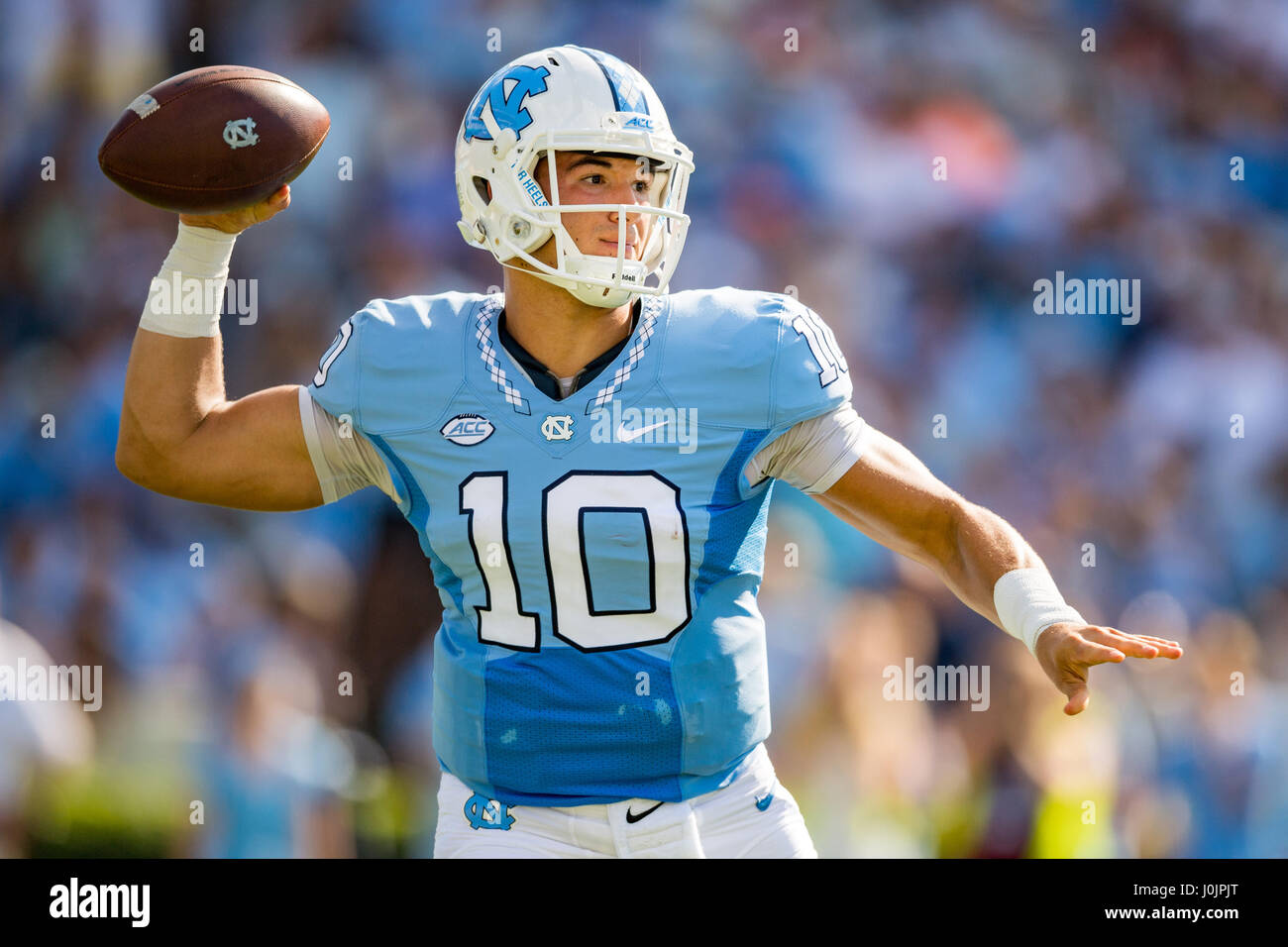 Caroline du quarterback Mitch Trubisky (10) au cours de la NCAA college football match entre les Panthers de Pittsburgh et l'Université de Caroline du Tar Heels à Kenan Memorial Stadium à Chapel Hill, Caroline du Nord. Banque D'Images